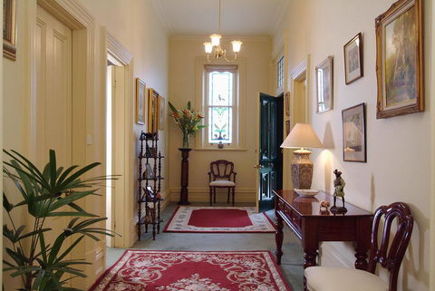 The Lodge Country House - Accommodation Guide 2