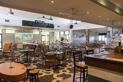 The Oaks Hotel - Accommodation Guide 1