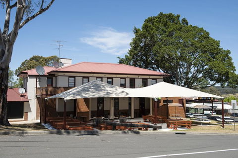 The Oaks Hotel - Accommodation Guide 0