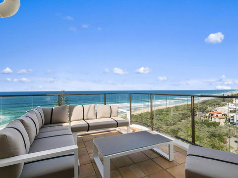 The Penthouse @ Point Cartwright - INSTANT HOTEL WINNER 2019 - Accommodation Asia 3