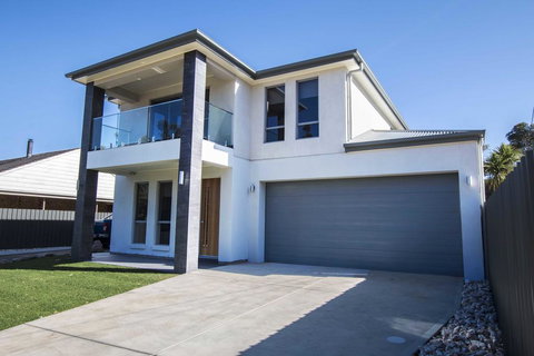 The Races Complex - Accommodation Guide 0