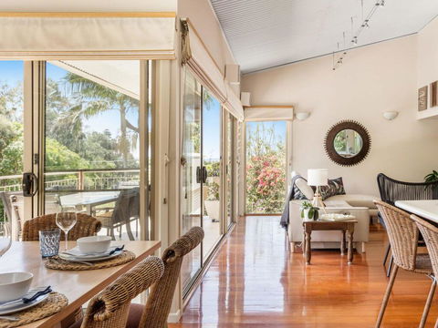 The Stanwell Beach Glass House - Beach & Pool - Accommodation Guide 2