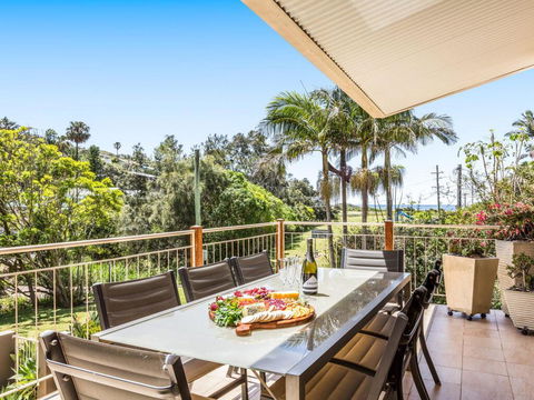 The Stanwell Beach Glass House - Beach & Pool - Accommodation Guide 3