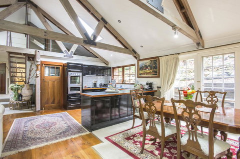 The Stone On The Hill - 3 Bedroom House - Accommodation Asia 2