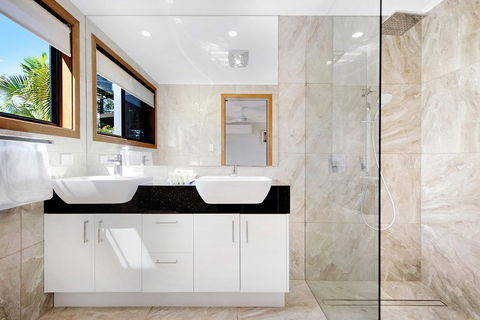 THE VIEW, TUGUN - 4 Bedrooms - Sea Views - Private Heated Pool - Accommodation China 2