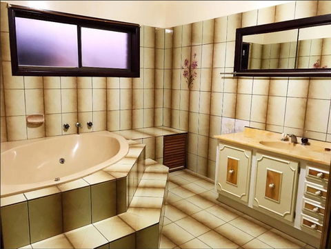 Thomastown Antique House En-suite Room - Accommodation Guide 1