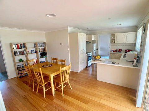 Tidy Home In A Leafy Suburb, Great Location - Accommodation Asia 2