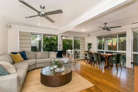 Tradewinds 4 - Accommodation Guide 0