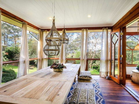 Treetops - Elegant, Inviting, Designer, Cedar Home - Accommodation Asia 1