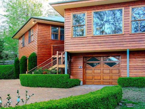 Treetops - Elegant, Inviting, Designer, Cedar Home - Accommodation Asia 2