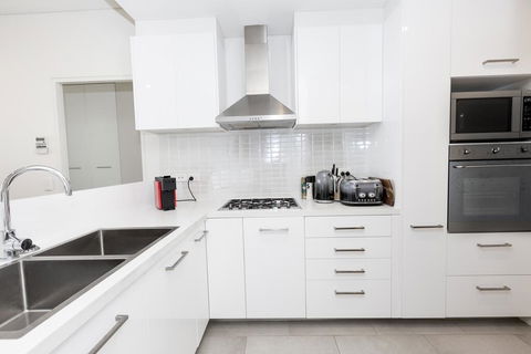 Trendy, Self Contained Inner City Apartment - Accommodation Asia 1