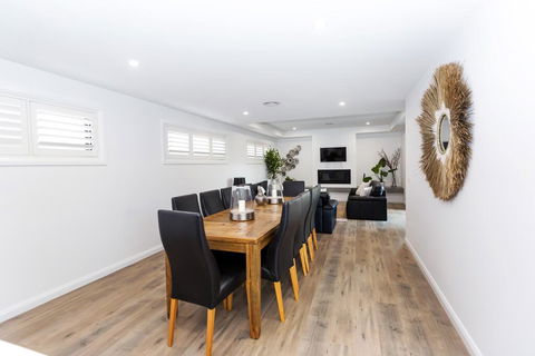 TWO TEN Sleeps 10! Luxury CBD Accommodation - Accommodation Asia 1