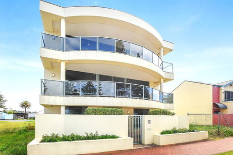 Ultimate Esplanade - 3 Storey Experience - WiFi - Accommodation Asia 0