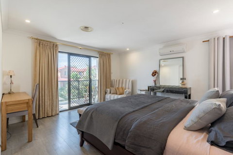 ULTRA SPACIOUS STYLISH HOME IN PRESTONS - SYDNEY - Accommodation Guide 2