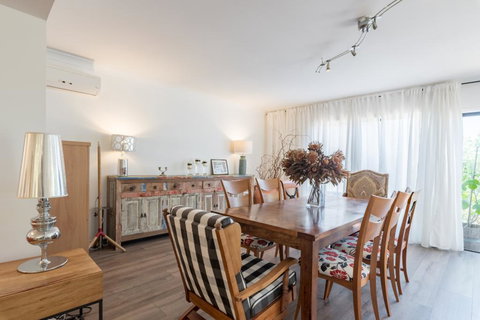 ULTRA SPACIOUS STYLISH HOME IN PRESTONS - SYDNEY - Accommodation Guide 1