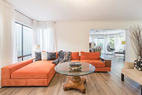 ULTRA SPACIOUS STYLISH HOME IN PRESTONS - SYDNEY - Accommodation Guide 0