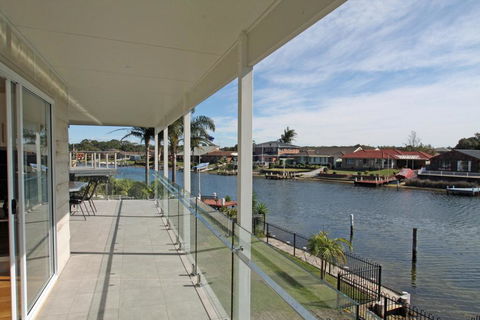 Unbeatable Waterfront Location - Accommodation Asia 1