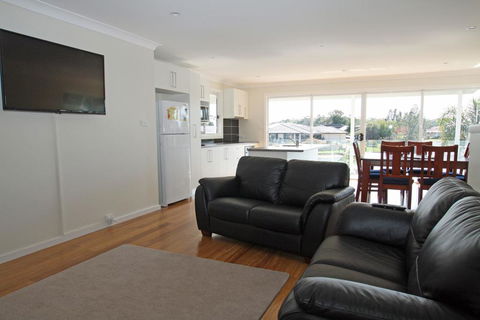 Unbeatable Waterfront Location - Accommodation Asia 3