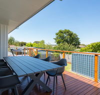 Upstairs Cottage On Beachurst - Accommodation Asia