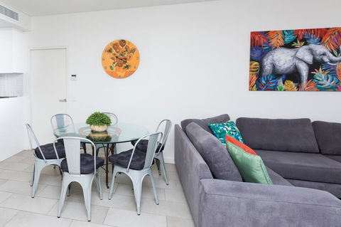 Urban Jungle! Executive Apartment In Heart Of CBD - Accommodation Asia 2