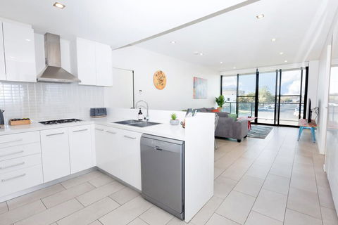 Urban Jungle! Executive Apartment In Heart Of CBD - Accommodation Asia 3