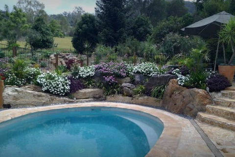 Valley View Cottages - Accommodation Guide 2