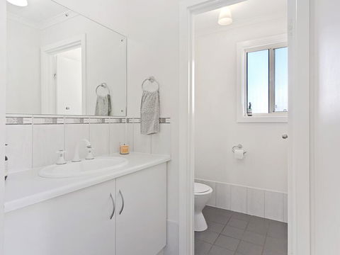 VALLEY VIEWS - 10 Valley Heights Drive - Accommodation Asia 1