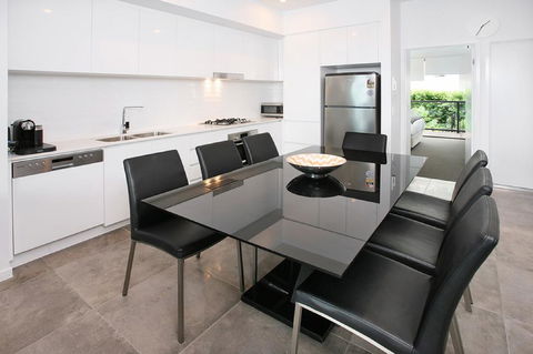 Views From Red Hill - Modern And Spacious Split-Level Executive 3BR Red Hill Apartment Close To CBD - Accommodation Asia 1