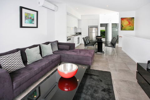 Views From Red Hill - Modern And Spacious Split-Level Executive 3BR Red Hill Apartment Close To CBD - Accommodation Asia 0