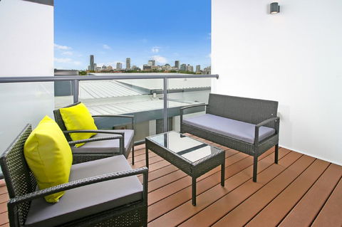 Views From Red Hill - Modern And Spacious Split-Level Executive 3BR Red Hill Apartment Close To CBD - Accommodation Asia 2
