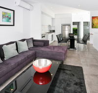Views from Red Hill - Modern and Spacious Split-Level Executive 3BR Red Hill Apartment Close to CBD - Accommodation Asia