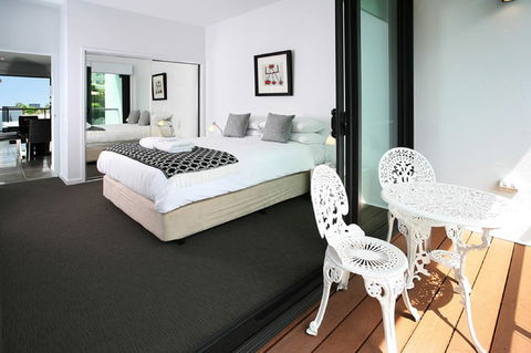 Views From Red Hill - Modern And Spacious Split-Level Executive 3BR Red Hill Apartment Close To CBD - Accommodation Asia 3