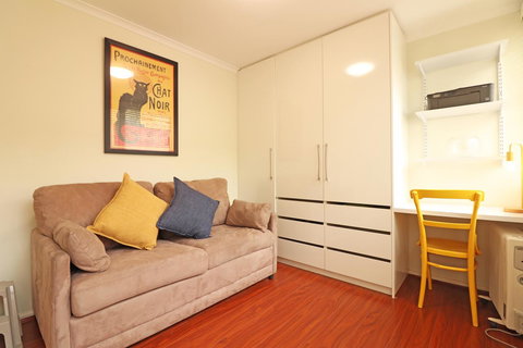 Colour Pop Fitzroy - 3 Bedroom Pet Friendly - Accommodation Asia 16