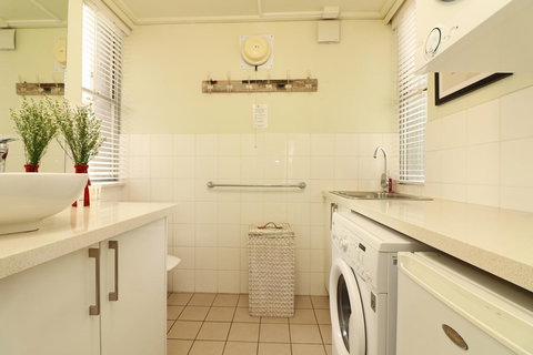 Colour Pop Fitzroy - 3 Bedroom Pet Friendly - Accommodation Asia 18