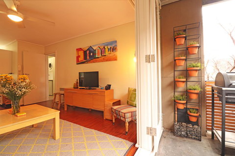Colour Pop Fitzroy - 3 Bedroom Pet Friendly - Accommodation Asia 9