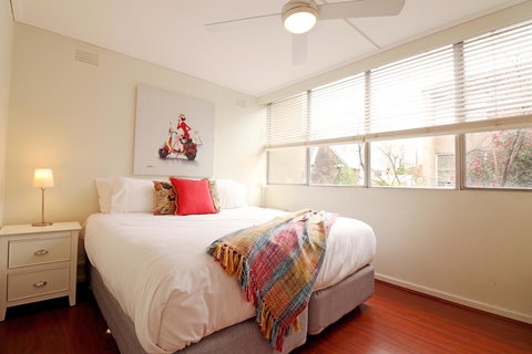 Colour Pop Fitzroy - 3 Bedroom Pet Friendly - Accommodation Asia 11