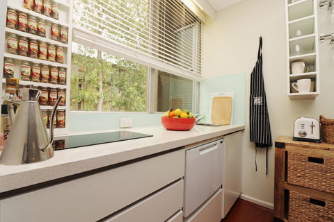 Colour Pop Fitzroy - 3 Bedroom Pet Friendly - Accommodation Asia 5