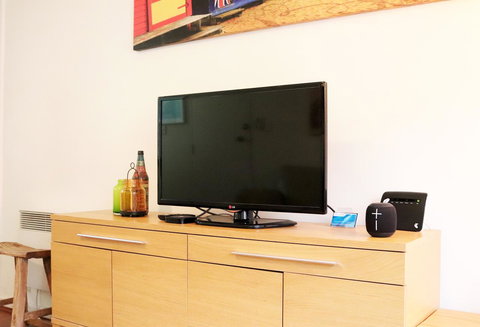 Colour Pop Fitzroy - 3 Bedroom Pet Friendly - Accommodation Asia 26