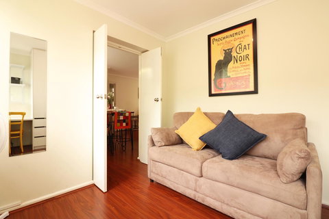 Colour Pop Fitzroy - 3 Bedroom Pet Friendly - Accommodation Asia 17