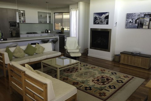 19 Glen Eagles Close - Accommodation Asia 2