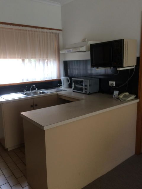 Ambassador Motor Inn - Accommodation Asia 26