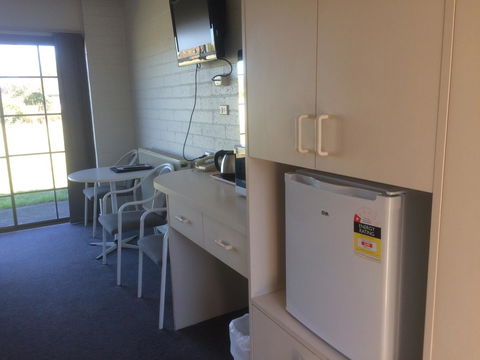 Ambassador Motor Inn - Accommodation Asia 8