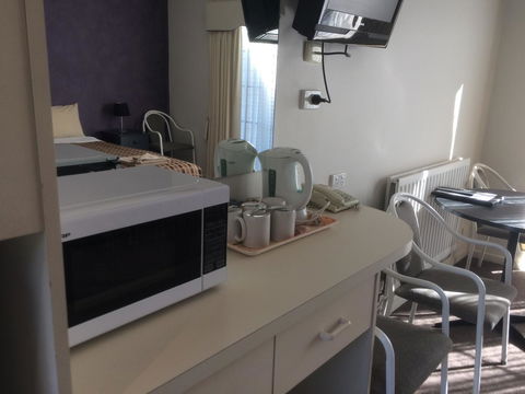 Ambassador Motor Inn - Accommodation Asia 3