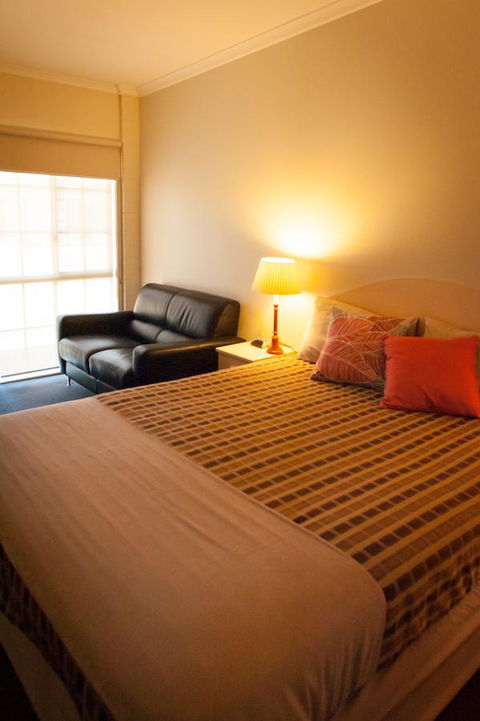 Ambassador Motor Inn - Accommodation Asia 34