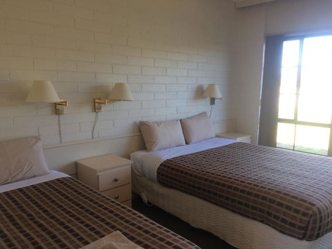 Ambassador Motor Inn - Accommodation Asia 10