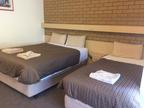 Ambassador Motor Inn - Accommodation Asia 5