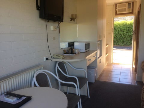 Ambassador Motor Inn - Accommodation Asia 11