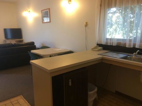 Ambassador Motor Inn - Accommodation Asia 6