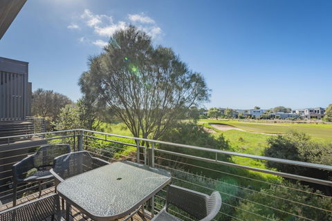Stylish 3 Bedroom Townhouse - Free Parking - Accommodation Asia 13