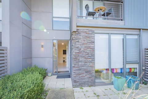Stylish 3 Bedroom Townhouse - Free Parking - Accommodation Asia 0